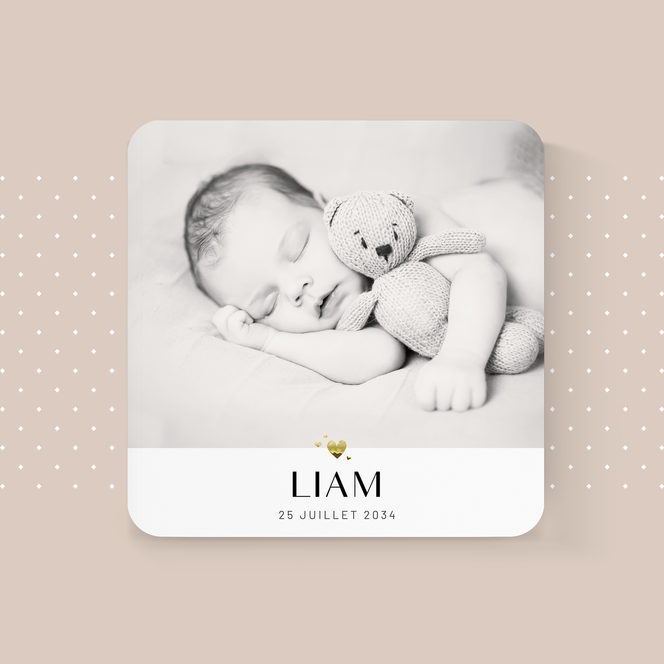 Born Yesterday - הזמנה זו בוחרת מודרניות ברורה גוון דומיננטי רך יישורים נקיים וטיפוגרפיה יציבה. היוצרים שלנו מציעים אסתטיקה פרימיום שבה הבהירות הגרפית מדגישה את המילים. אתם מוסרים טקסט אנו משלבים בקפידה מאזנים את הפלטה ומוסיפים לוגו עדין. בדיגיטל בלבד היא מגיעה מיד לנמענים. מרווחים סדירים היררכיה קריאה וניגודים מאוזנים מבטיחים קריאה אלגנטית וזורמת. דגם עכשווי מאופק ומדויק.
