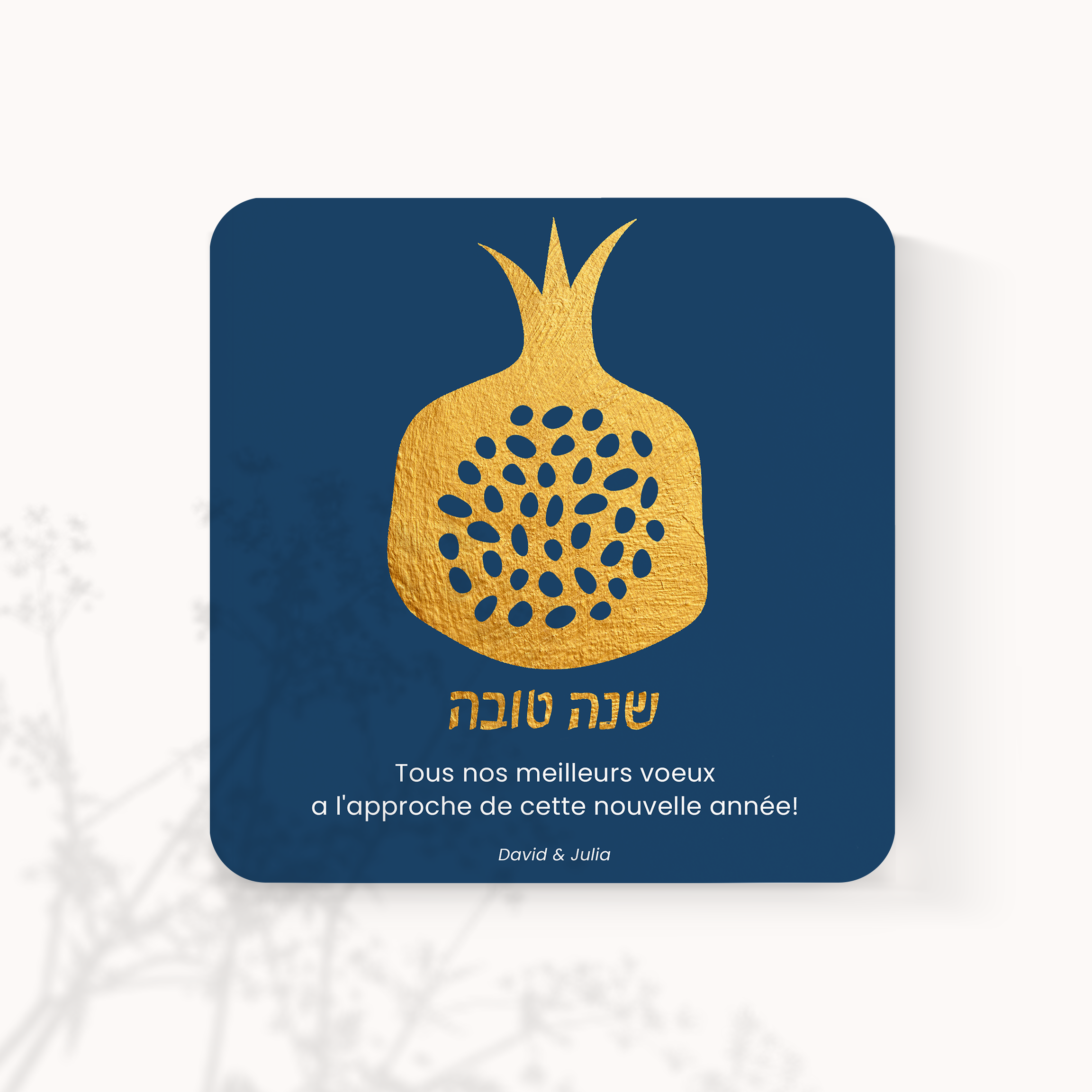Golden Pomegranate - הדגם ממחיש קפדנות עכשווית צבע דומיננטי בטוח פרופורציות יציבות וטיפוגרפיה מדויקת. המאיירים שלנו עיצבו הזמנת פרימיום המעדיפה קוהרנטיות. אנו מבצעים התאמה אישית אתם מוסרים טקסט אנו מעמדים מכוונים את הפלטה ומוסיפים לוגו עדין. בדיגיטל בלבד היא מגיעה מיד לנמענים. כל פרט קצב יישורים ושוליים כויל לשמירת זרימה ואלגנטיות. התכתבות עכשווית מאופקת ומעודנת.