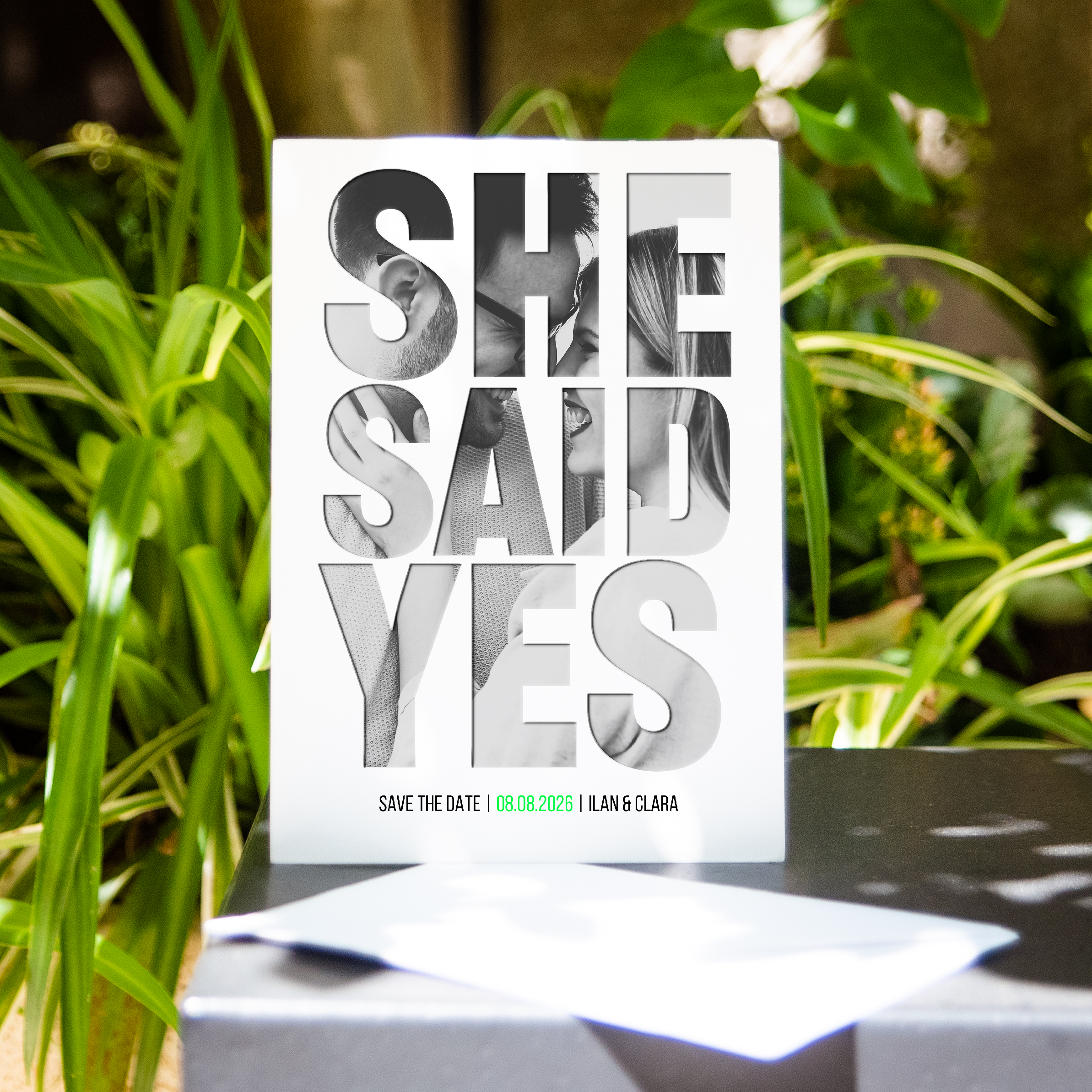 Yes She Said - השרטוט מעדיף בהירות קפדנית טיפוגרפיה נשלטת שוליים קבועים וצבע דומיננטי המציב טון בטוח. הפשטות של המכלול מדגישה את המילים ומבטיחה קריאה חלקה. בעיצוב המאיירים שלנו ההזמנה נועדה להיות על זמנית ומאופקת. אנו מטפלים בהתאמה שילוב טקסט כיוון גוונים ואפשרות ללוגו עדין. בדיגיטל בלבד היא נשלחת מיד לנמענים. כל רכיב יישור ניגוד ופרופורציה מכוון לדיוק ולקוהרנטיות. התכתבות יוקרתית ההופכת הודעה פשוטה למחווה מעודנת.