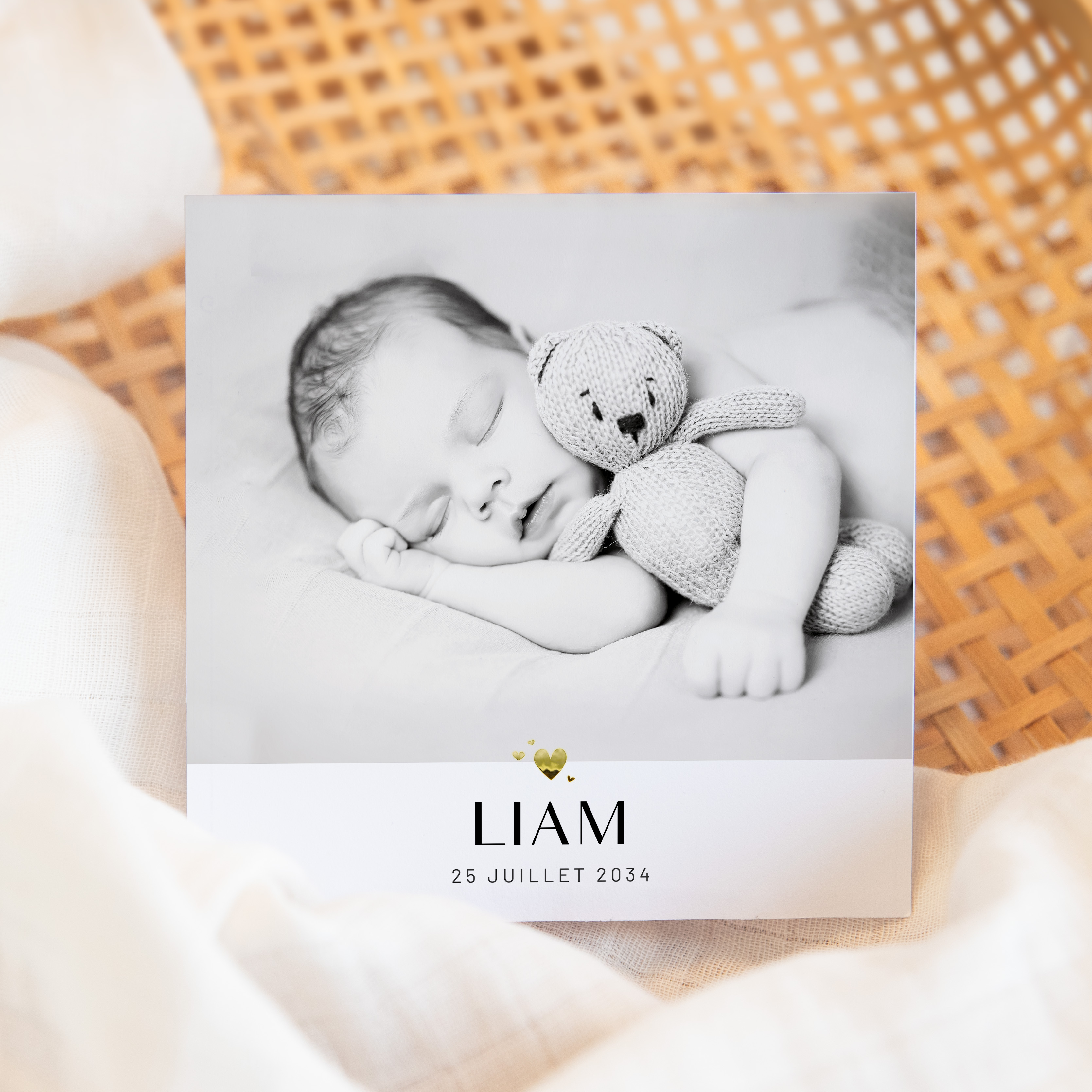Born Yesterday - הזמנה זו בוחרת מודרניות ברורה גוון דומיננטי רך יישורים נקיים וטיפוגרפיה יציבה. היוצרים שלנו מציעים אסתטיקה פרימיום שבה הבהירות הגרפית מדגישה את המילים. אתם מוסרים טקסט אנו משלבים בקפידה מאזנים את הפלטה ומוסיפים לוגו עדין. בדיגיטל בלבד היא מגיעה מיד לנמענים. מרווחים סדירים היררכיה קריאה וניגודים מאוזנים מבטיחים קריאה אלגנטית וזורמת. דגם עכשווי מאופק ומדויק.