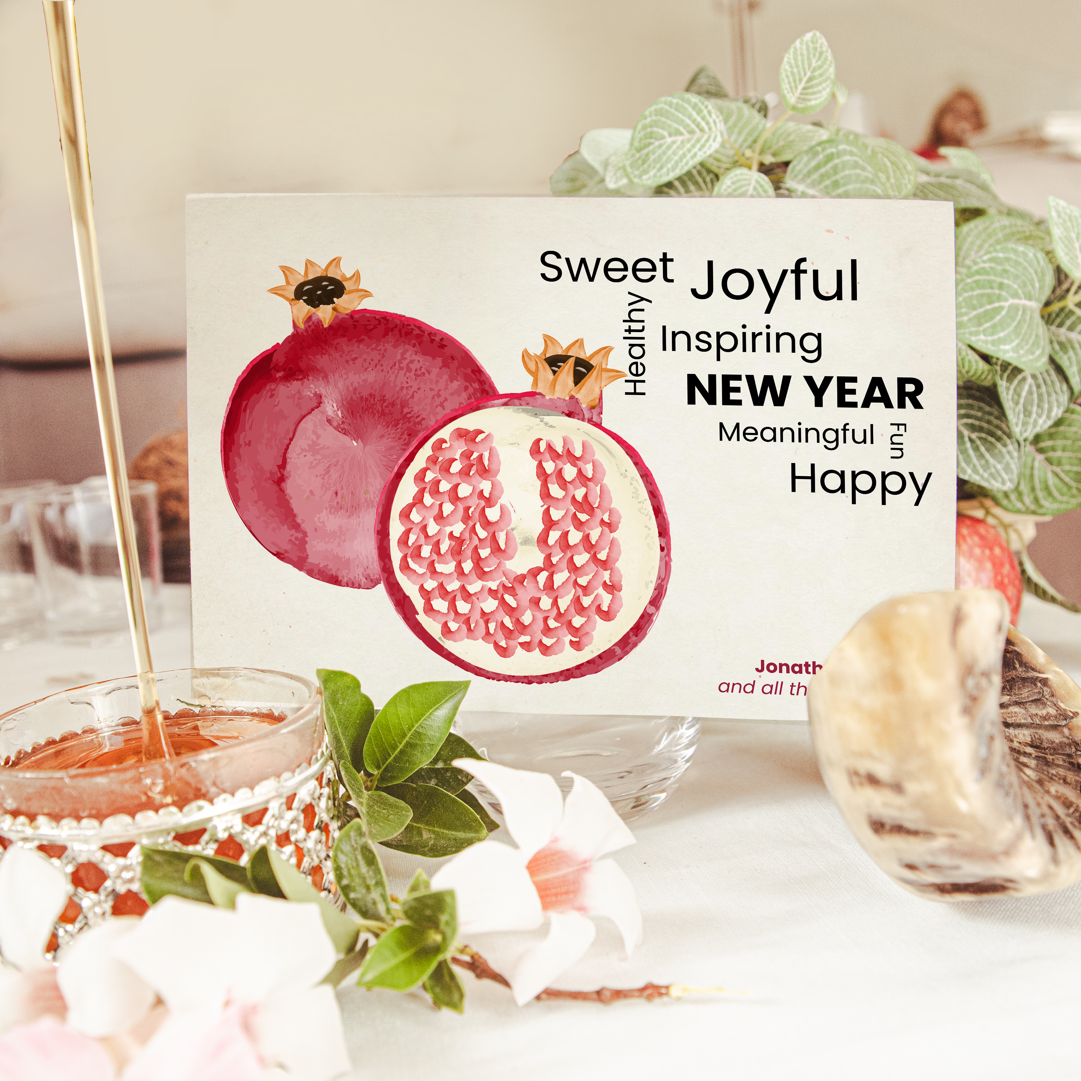 Patchwork Typo Shana Tova - הזמנה זו מדגישה גוון דומיננטי רך הנתמך בשוליים פשוטים ובטיפוגרפיה חדה. היוצרים שלנו עיצבו דגם פרימיום שבו הפשטות הופכת לאלגנטיות. אנו מבצעים התאמה מלאה אתם מוסרים טקסט אנו משלבים מכוונים את הפלטה ומוסיפים לוגו עדין. בדיגיטל בלבד היא מגיעה מיד לנמענים. כל בחירה היררכיה פרופורציות וניגודים כוילה לשימור זרימה ודיוק. התכתבות עכשווית אמינה ומעודנת.