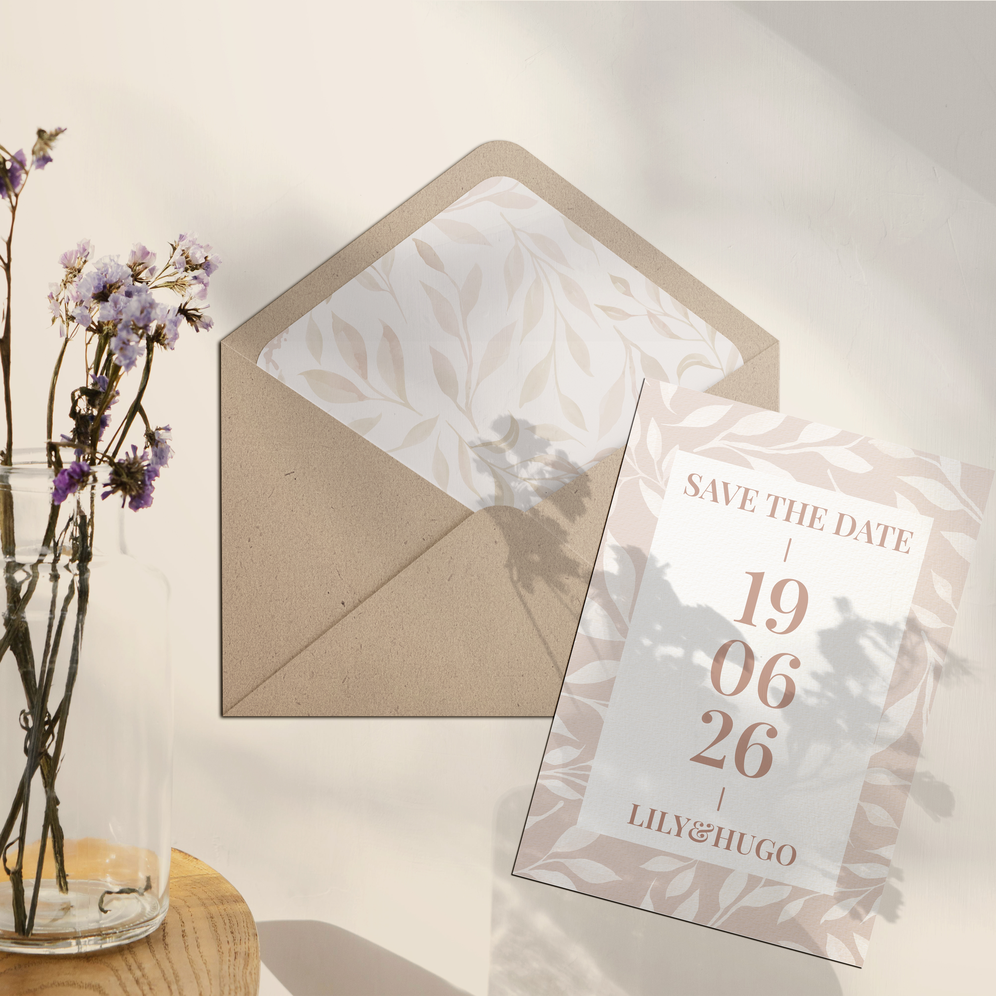 Vieux Rose - הזמנה זו בוחנת פלטה מאוזנת שבה הצבע הדומיננטי יוצר אור עדין. המבנה הסדור והקריא מציב את המילים בראש. בעיצוב המאיירים שלנו היא מעדיפה איזון בין דיוק לרגישות. אנו מטפלים בהתאמה שילוב טקסט איזון גוונים ולוגו עדין אם נדרש. בדיגיטל בלבד היא נשלחת מיד לאורחים. התוצאה משלבת דיוק ואיפוק לנוכחות יוקרתית עדינה ועמידה. התכתבות מודרנית יציבה ואלגנטית.
