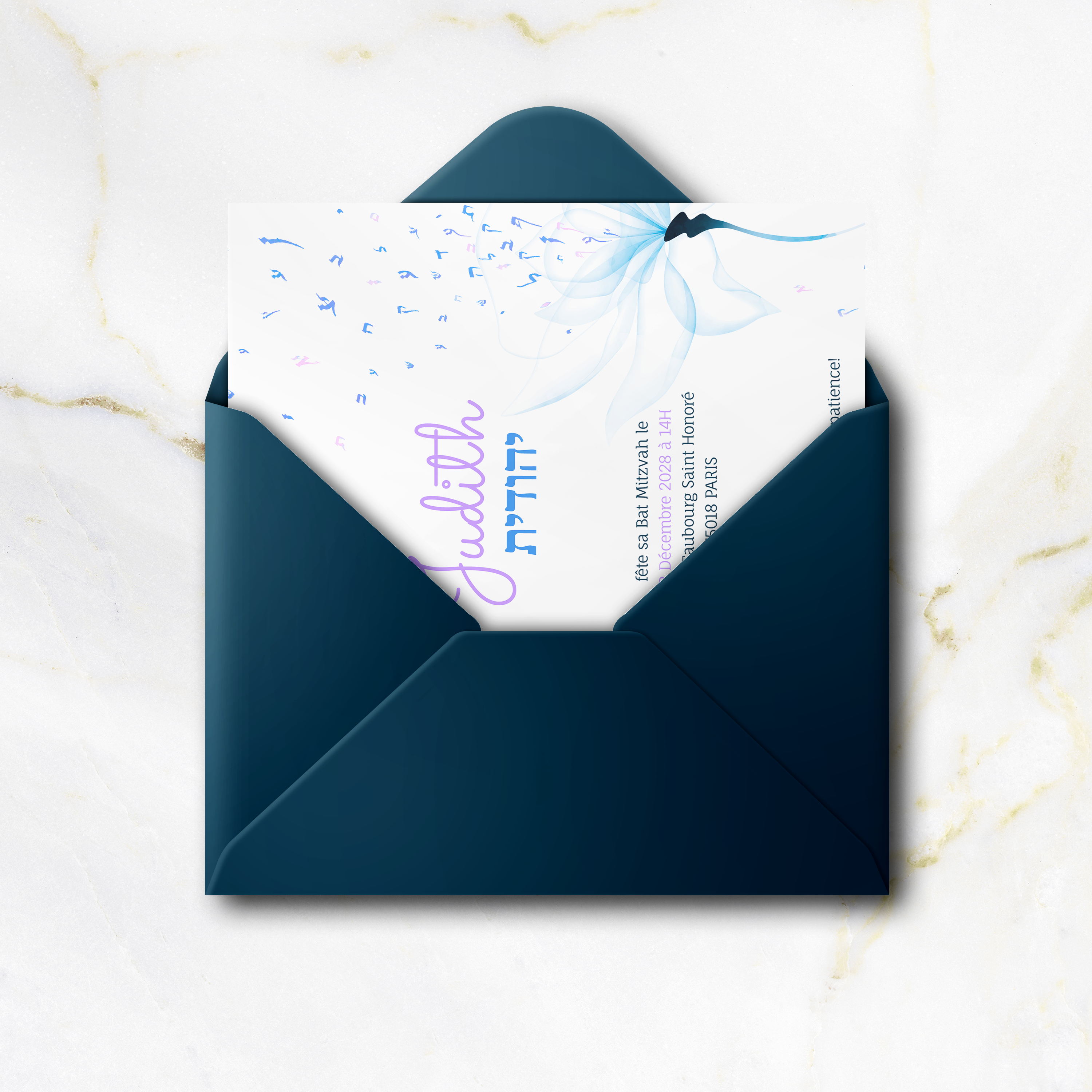 Flying Letters Blue - השרטוט מצהיר על קפדנות עכשווית גוון דומיננטי רך שוליים פשוטים וטיפוגרפיה ברורה. המאיירים שלנו עיצבו דגם פרימיום שבו הפשטות הופכת לאלגנטיות. אנו מבצעים התאמה מלאה אתם מוסרים טקסט אנו משלבים בקפידה מאזנים צבעים ומוסיפים לוגו עדין. בדיגיטל בלבד היא מגיעה מיד לנמענים. כל בחירה פרופורציות ניגודים ויישורים תוכננה לשימור זרימה ואלגנטיות. התכתבות עכשווית מאופקת ומעודנת.