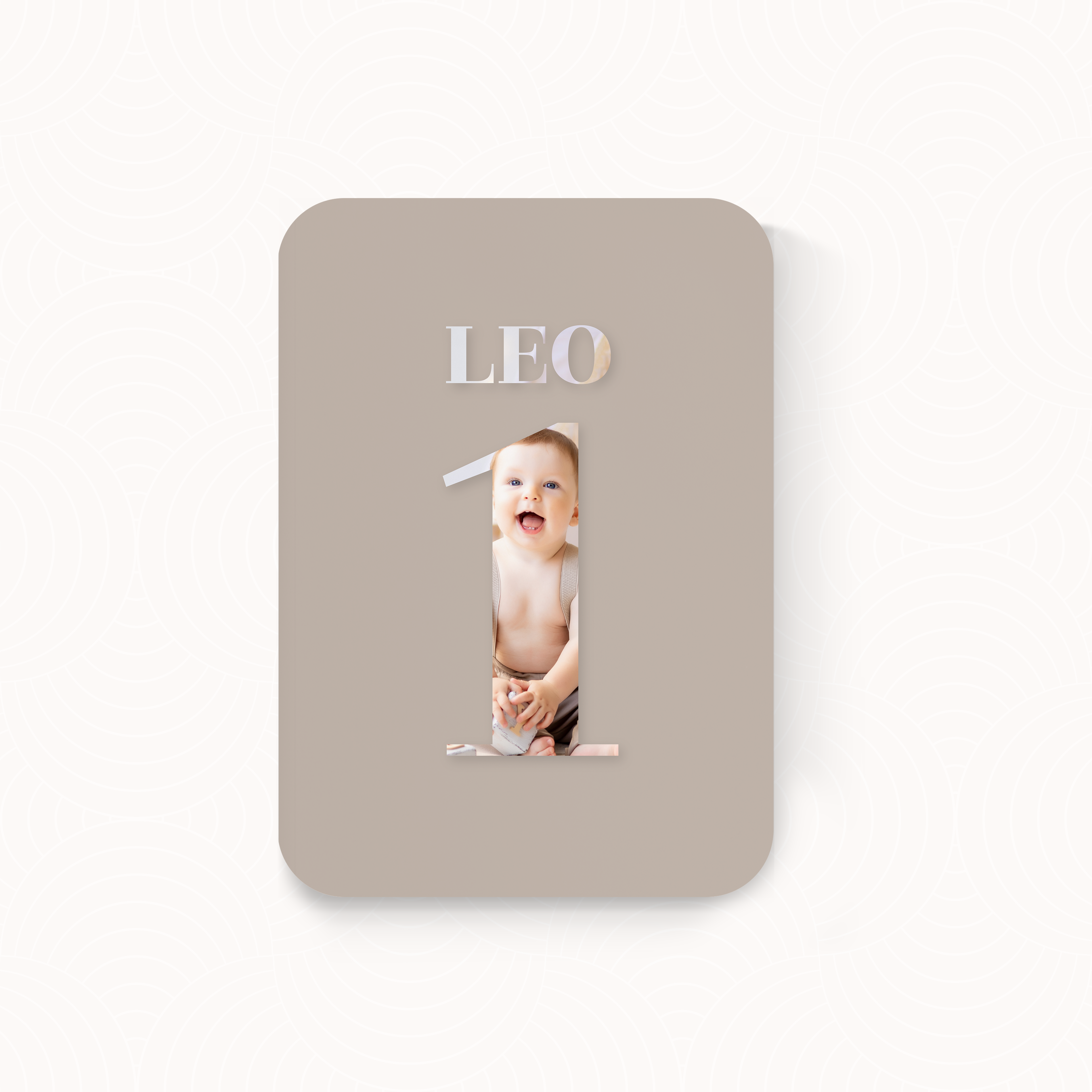 Number Card 1 - השרטוט נשען על קווים עדינים ועל גוון דומיננטי רגוע כדי להעניק להכרזה נוכחות ברורה. העימוד מובנה ומזמין ומכוון את המבט באופן טבעי. בעבודת המאיירים שלנו ההזמנה משלבת דיוק ורגישות לקריאה זורמת. אנו מטפלים בהתאמה שילוב טקסט התאמת גוונים ולוגו עדין אם נדרש. בדיגיטל המשלוח מידי ומטופח. הבחירות האסתטיות מכוונות מידה וקוהרנטיות כדי שהמסר ידהד בדיוק. התכתבות פרימיום פשוטה ובטוחה שנועדה להחזיק.