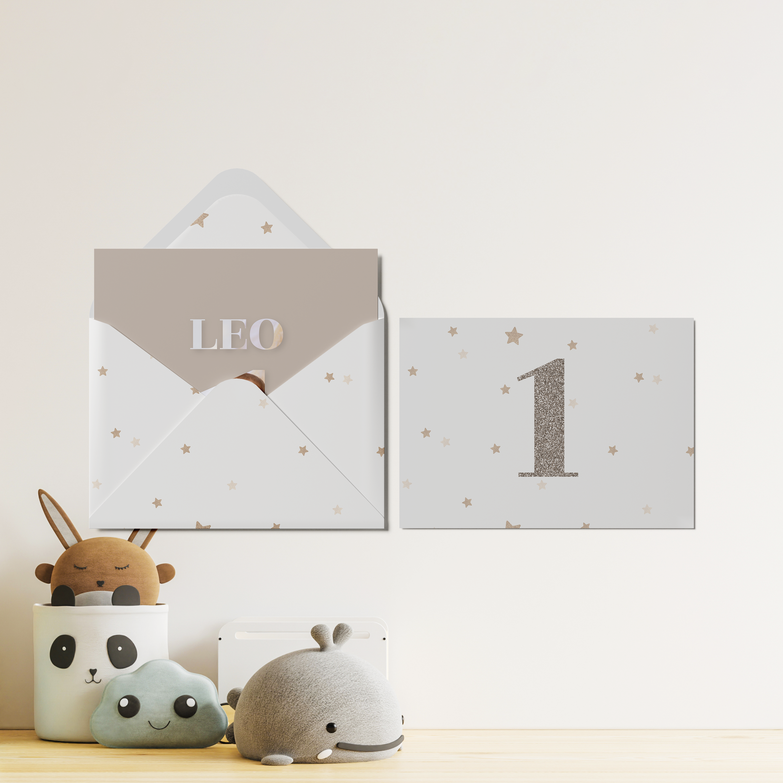 Number Card 1 - השרטוט נשען על קווים עדינים ועל גוון דומיננטי רגוע כדי להעניק להכרזה נוכחות ברורה. העימוד מובנה ומזמין ומכוון את המבט באופן טבעי. בעבודת המאיירים שלנו ההזמנה משלבת דיוק ורגישות לקריאה זורמת. אנו מטפלים בהתאמה שילוב טקסט התאמת גוונים ולוגו עדין אם נדרש. בדיגיטל המשלוח מידי ומטופח. הבחירות האסתטיות מכוונות מידה וקוהרנטיות כדי שהמסר ידהד בדיוק. התכתבות פרימיום פשוטה ובטוחה שנועדה להחזיק.