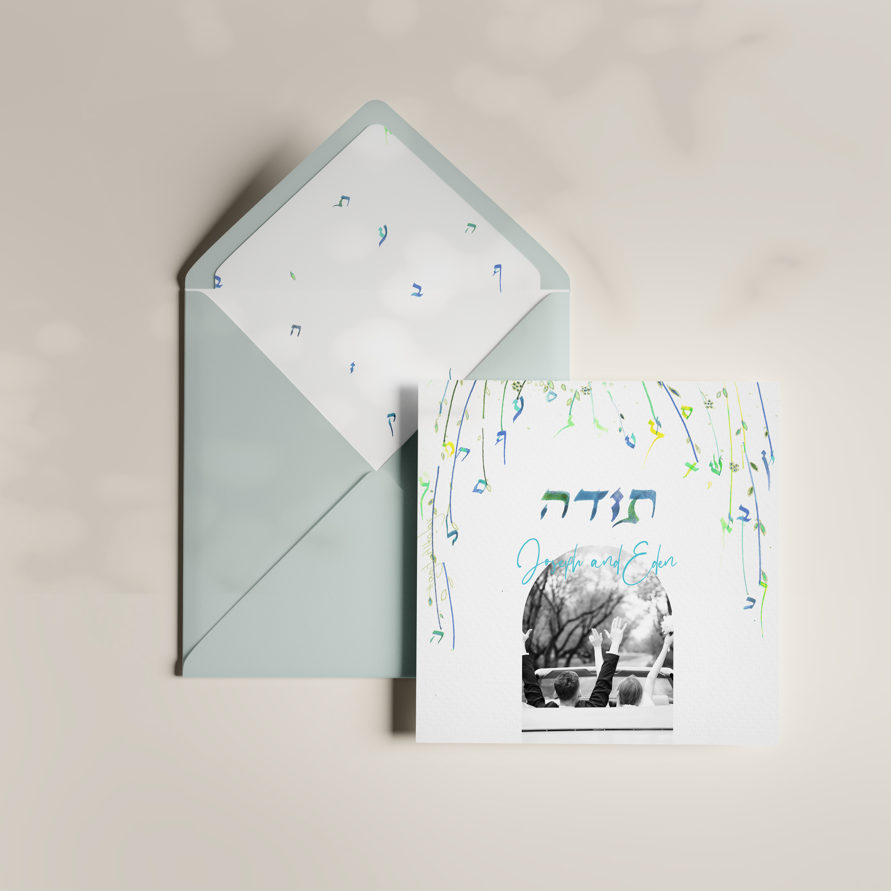 Our Thanks Card - הזמנה זו ממחישה דיוק גרפי גוון דומיננטי רגוע שוליים מאוזנים וטיפוגרפיה ברורה. היוצרים שלנו עיצבו דגם פרימיום המעריך את העיקר. אנו מבצעים התאמה מלאה אתם מוסרים טקסט אנו משלבים בקפידה מכוונים גוונים ומוסיפים לוגו עדין. בדיגיטל בלבד היא מגיעה מיד לנמענים. כל בחירה יישורים פרופורציות וניגודים כוילה לשמירת זרימה ואלגנטיות. התכתבות עכשווית פשוטה ומעודנת.