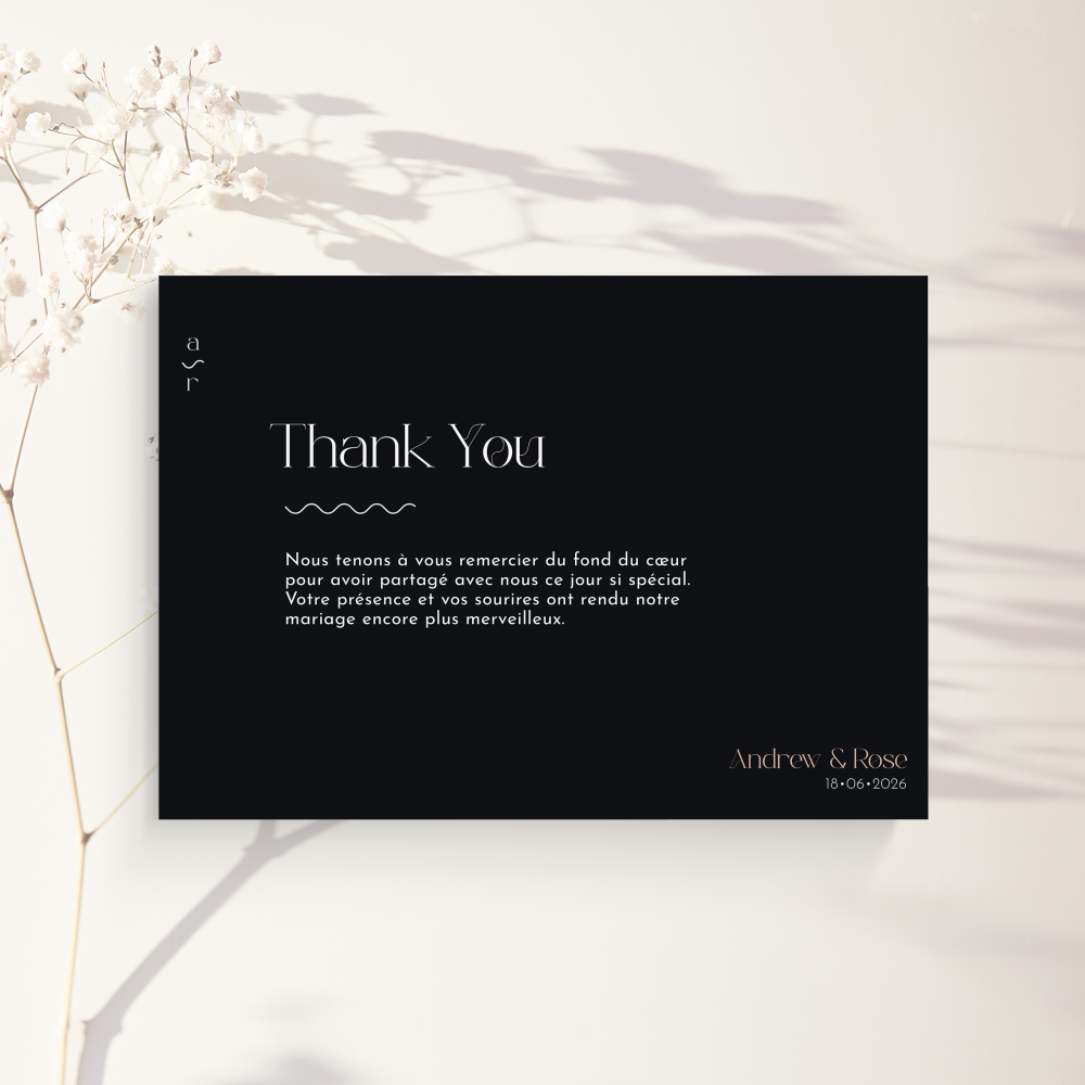 Wavy Thank You - הדגם מאמץ אסתטיקה פשוטה ומדודה צבע דומיננטי מוצג ללא עודף שוליים מאוזנים וטיפוגרפיה סדירה. המאיירים שלנו עיצבו הזמנת פרימיום המציבה את המילים במרכז. אנו מבצעים התאמה מלאה שילוב טקסט בדיוק פלטה מכוונת ולוגו עדין אם נדרש. בדיגיטל בלבד היא מגיעה מיד לאורחים. כל פרט היררכיה קצב ופרופורציות בונה אלגנטיות מתמשכת. התכתבות אמינה עכשווית ומעודנת.
