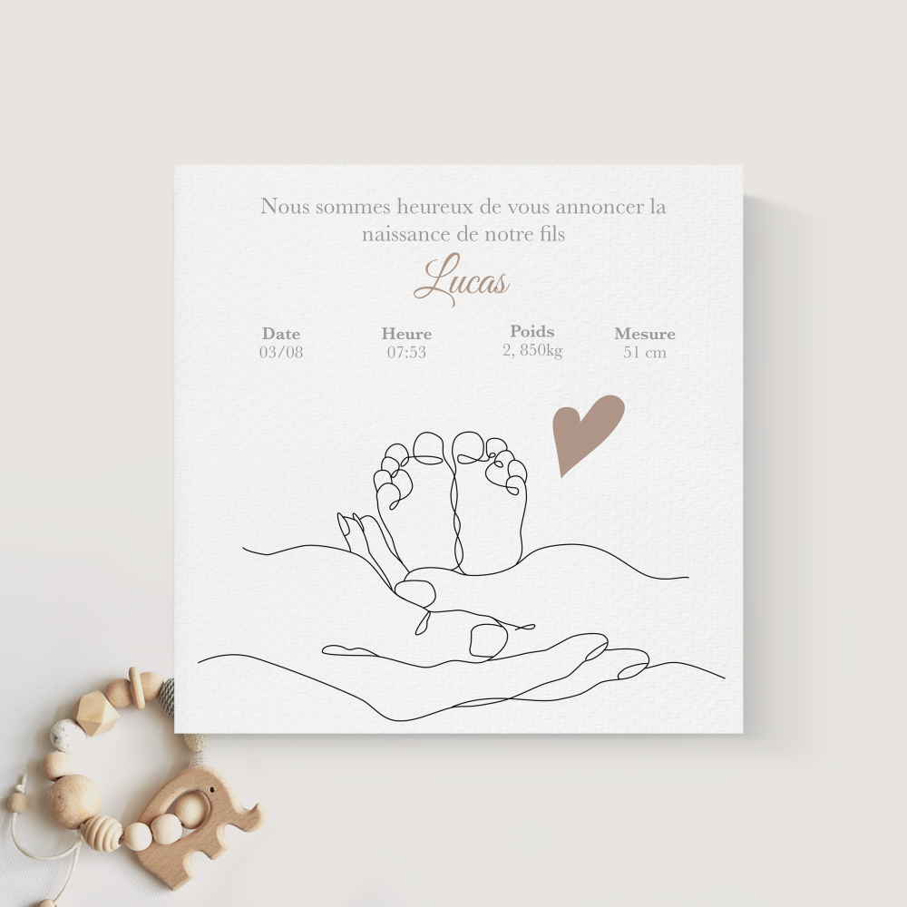 Baby Line Drawing - הזמנה זו מגלה אסתטיקה ברורה ומאוזנת גוון דומיננטי בטוח שוליים פשוטים וטיפוגרפיה יציבה. כל פרט תורם למסגרת מעודנת המדגישה את המילים בטבעיות. בעיצוב המאיירים שלנו הקומפוזיציה מעדיפה אלגנטיות עדינה וקוהרנטיות. אנו מבצעים התאמה מלאה אתם מוסרים טקסט אנו משלבים בדיוק מאזנים את הפלטה ומוסיפים לוגו עדין אם רצוי. בדיגיטל בלבד היא מגיעה מיד לנמענים. התכתבות פרימיום מאופקת ועמידה שנועדה לרגעים החשובים.
