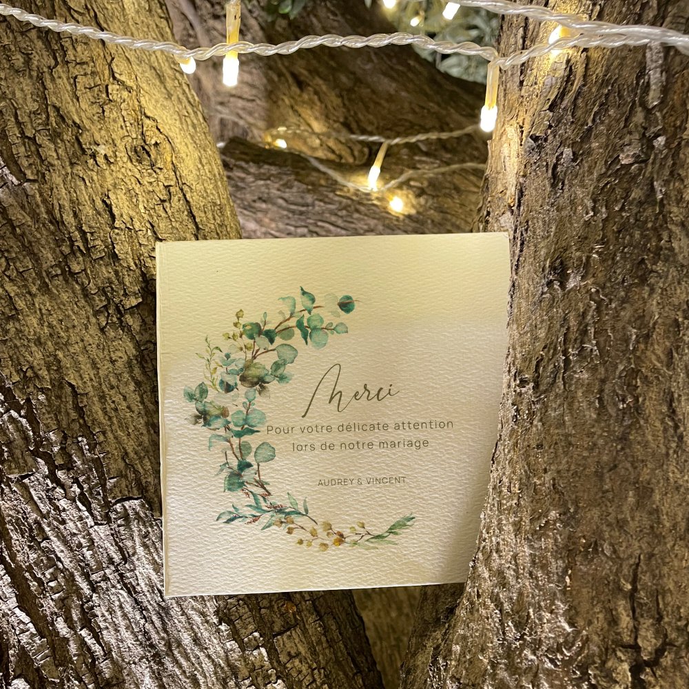 Green Elegant Merci - הזמנה זו מצהירה על אסתטיקה ברורה ומדודה גוון דומיננטי רגוע שוליים מאוזנים וטיפוגרפיה מדויקת. היוצרים שלנו עיצבו דגם פרימיום המשרה אמון ופשטות. אנו מבצעים התאמה מלאה אתם מוסרים טקסט אנו משלבים בקפידה מכוונים את הפלטה ומוסיפים לוגו עדין אם נדרש. בדיגיטל בלבד היא מגיעה מיד לנמענים. כל בחירה פרופורציות ניגודים והיררכיה תוכננה לשימור זרימה ואלגנטיות. התכתבות עכשווית מאופקת ומעודנת.