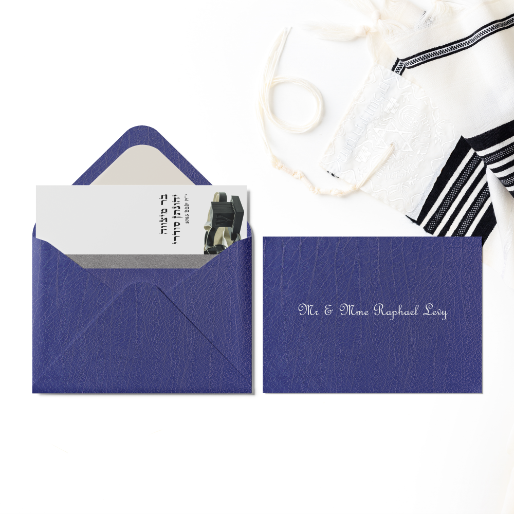 Blue Leather Card - הדגם ממחיש מודרניות פשוטה גוון דומיננטי ברור שוליים מאוזנים וטיפוגרפיה חדה. המאיירים שלנו עיצבו הזמנת פרימיום המעדיפה הרמוניה ובהירות. אנו מבצעים התאמה שילוב טקסט כיוון גוונים ולוגו עדין. בדיגיטל בלבד היא מגיעה מיד לנמענים. כל פרט היררכיה קצב וניגודים תוכנן לתוצאה אלגנטית. התכתבות עכשווית אמינה ומעודנת.