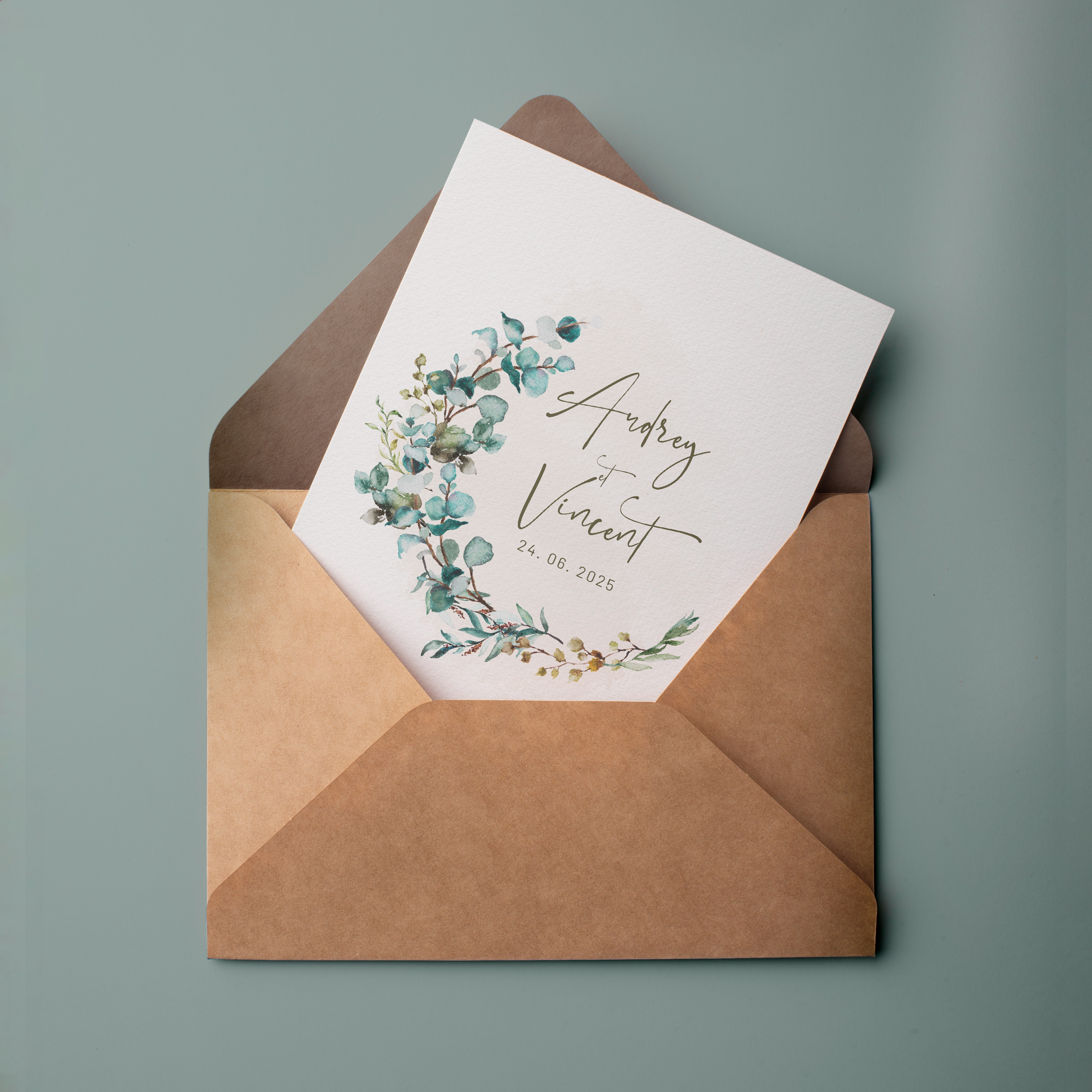 Eucalyptus Scent Invit - הדגם מבטא פשטות עכשווית צבע דומיננטי ברור שוליים מאוזנים וטיפוגרפיה חדה. המאיירים שלנו הרכיבו אסתטיקה פרימיום המעדיפה קריאות ודיוק. אנו מבצעים התאמה מלאה אתם מוסרים טקסט אנו משלבים בדיוק מאזנים גוונים ומוסיפים לוגו עדין. בדיגיטל בלבד היא מגיעה מיד לנמענים. כל פרמטר קצב פרופורציות וניגודים תוכנן לשימור זרימה ועידון. התכתבות מודרנית אמינה ואלגנטית.